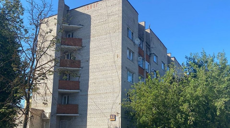 Ребенок выпал из окна пятого этажа в Новой Москве, пока его мать отвлеклась