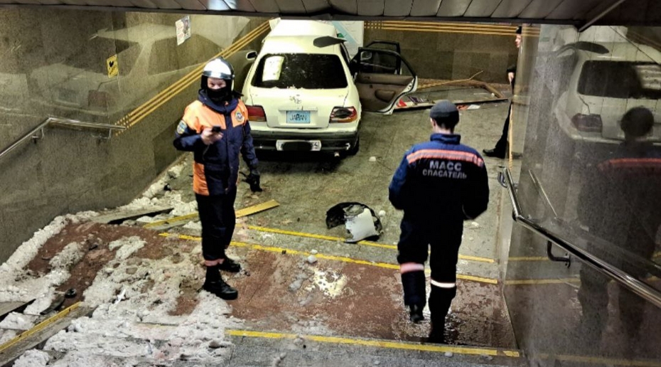 Автомобиль на полной скорости влетел в людную станцию метро в Новосибирске