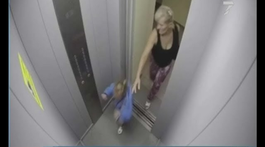 Лифт застрял. Девушка застряла в дверях лифта.