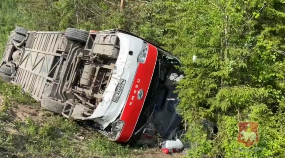В Пермском крае перевернулся автобус: пассажир снял аварию из салона