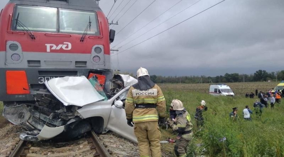 В Краснодарском крае поезд превратил легковушку в металлолом, погибли два человека