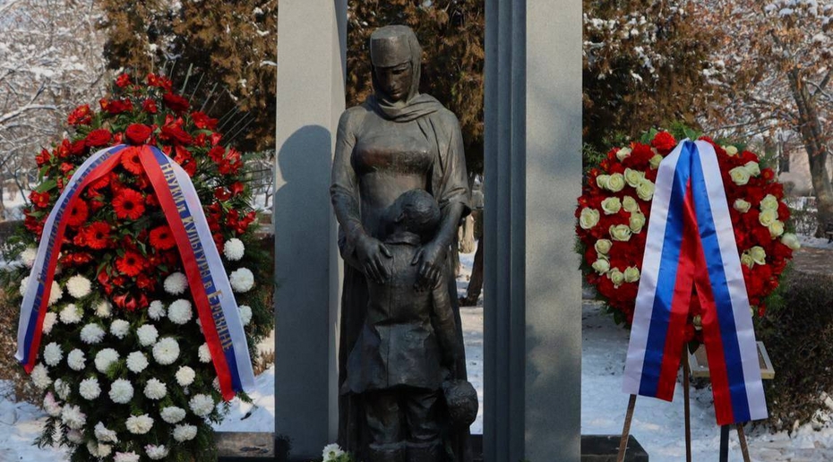 В посольстве РФ призвали наказать осквернившего памятник блокадникам в Ереване