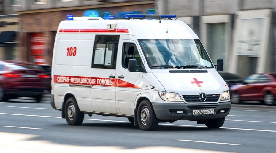 Во Владивостоке неизвестный порезал колеса машинам скорой помощи