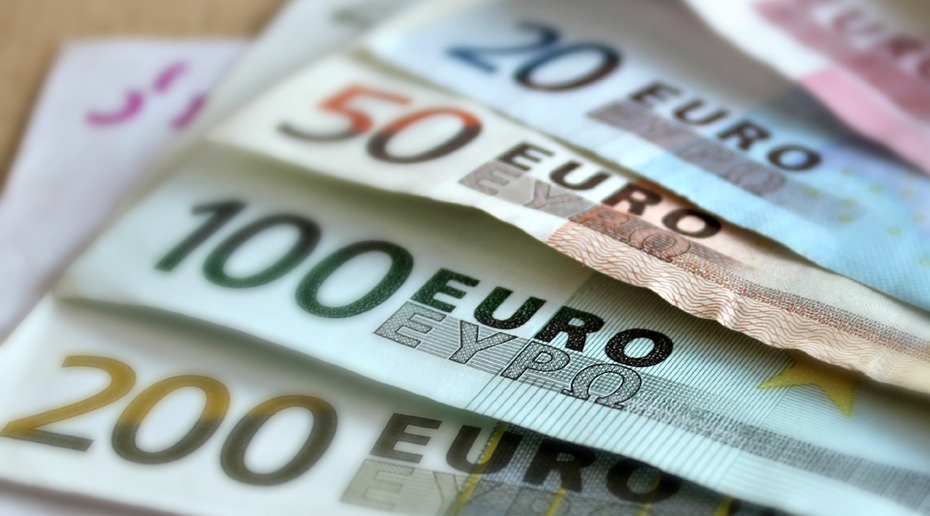 Курс евро поднялся до 100 рублей