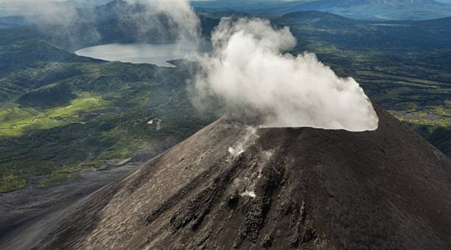 Вулкан на Камчатке выбросил столбы пепла