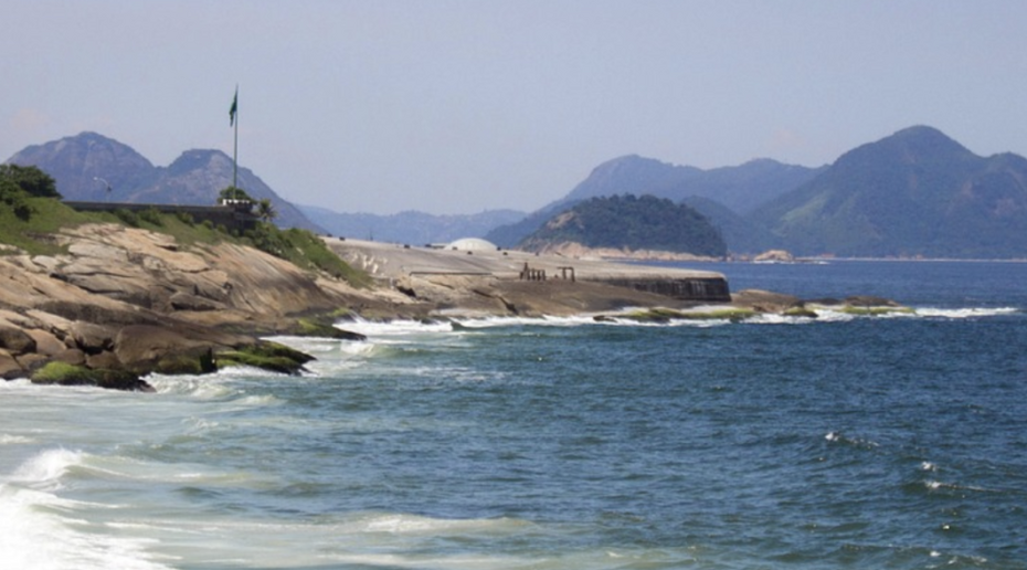 Возле пляжей Бразилии были обнаружены пятна нефти
