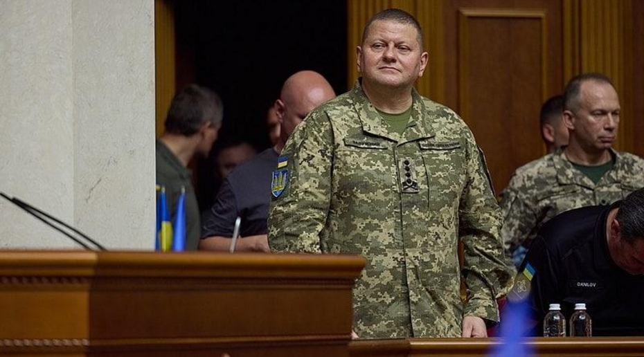 Зеленский присвоил Залужному Героя Украины после его увольнения