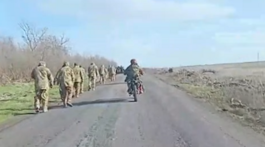 В стиле «Безумного Макса»: штурмовик заснял колонну пленных ВСУ в ДНР