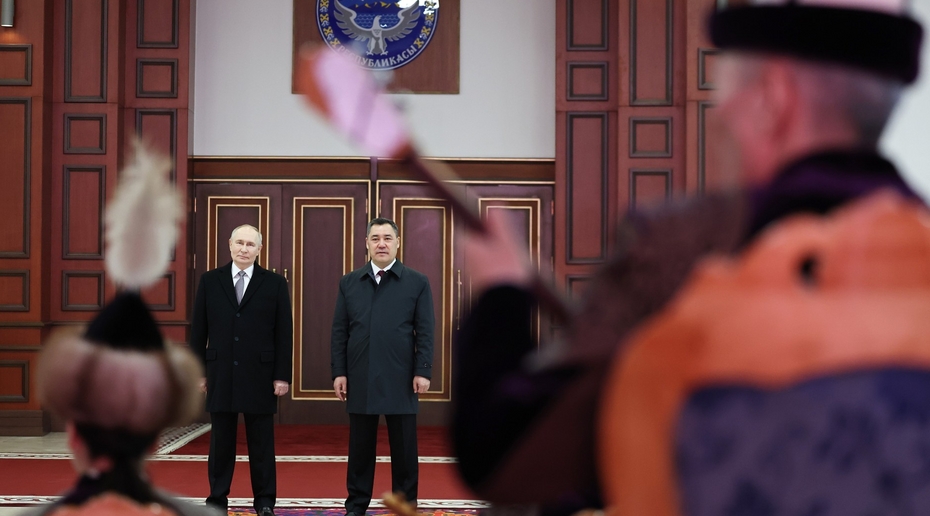 «Калинка», беркуты и всадники: Путин прибыл с визитом в Бишкек