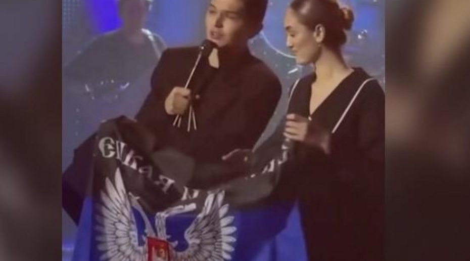 Такие пакеты нравятся: Akmal' в ДНР подарили подарок в пакете в цветах флага РФ