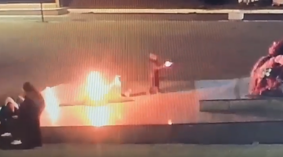 Свердловские школьники подожгли Мемориал славы