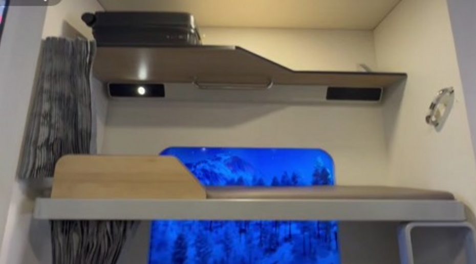 Появились кадры нового плацкартного вагона РЖД с широкими полками