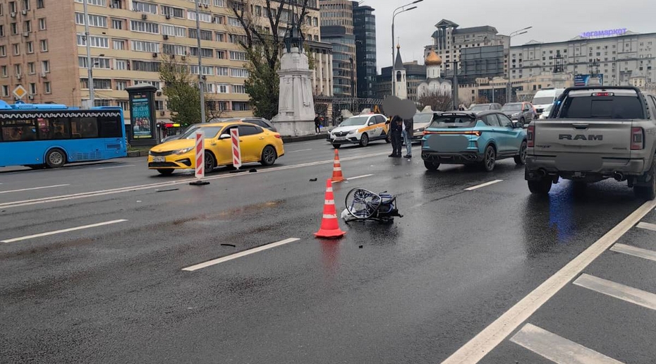 Ехал по проезжей части: инвалида на коляске дважды переехали в Москве