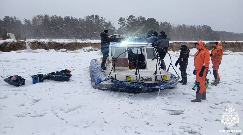 В Новосибирской области рыбаки оказались на оторванной от берега льдине