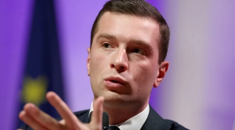 На лидера партии Марин Ле Пен напали и разбили яйцо о голову