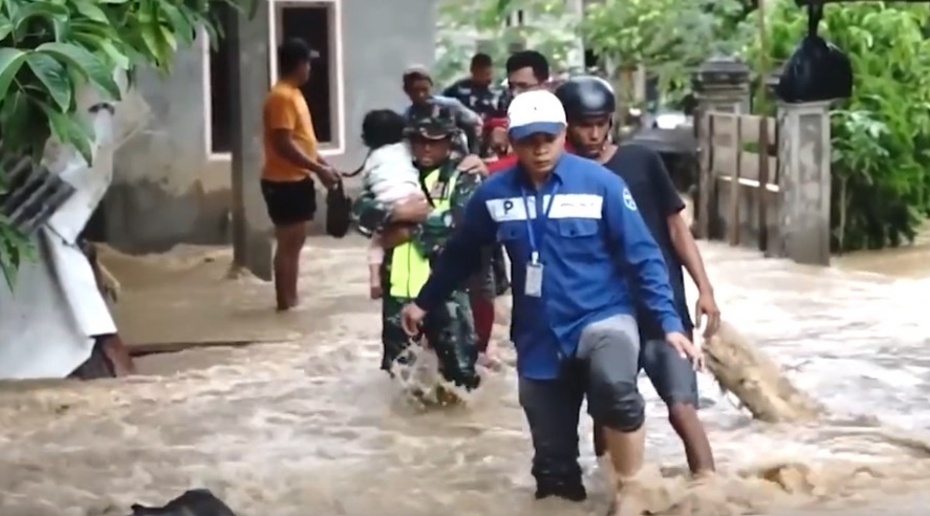 Пробираются через осколки ради еды: в Индонезии начались смертельные наводнения