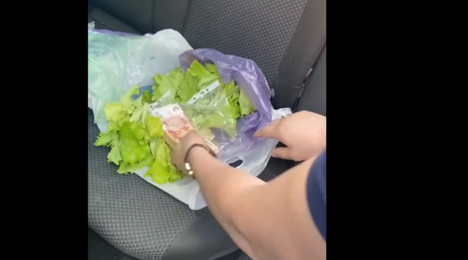 Житель Перми пытался дать налоговику взятку в листьях салата