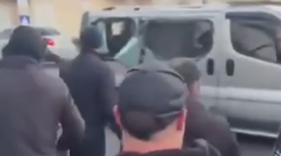 В Одессе толпа накинулась на автобус и спасла мобилизованных