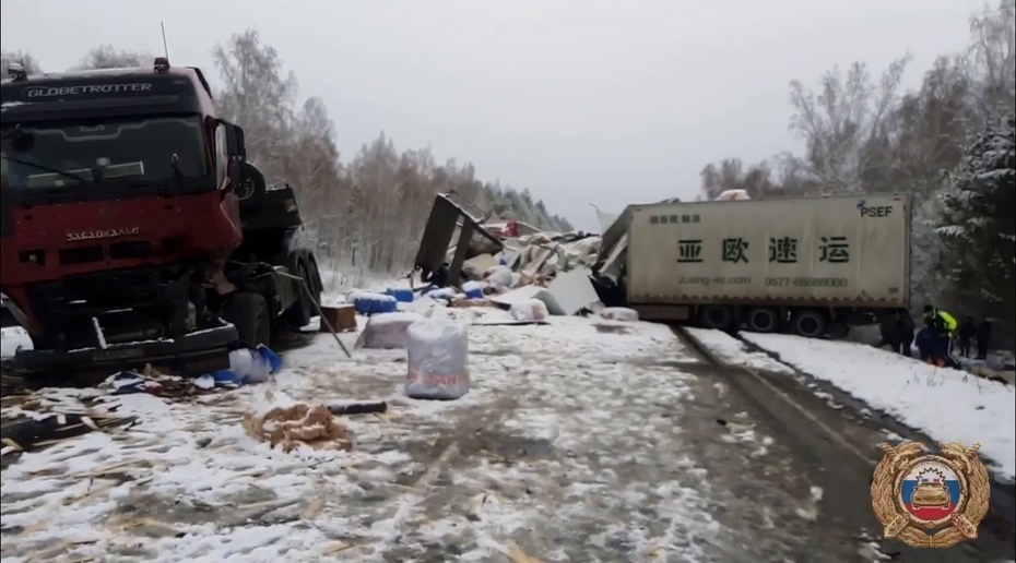 Четыре большегруза столкнулись на трассе под Иркутском