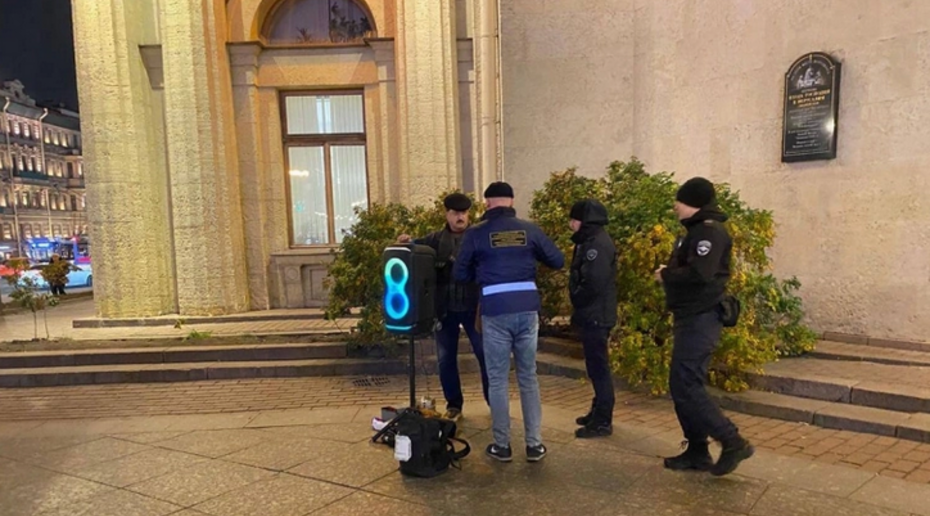 Силовики устроили рейд по уличным музыкантам в Петербурге, отобрав инструменты