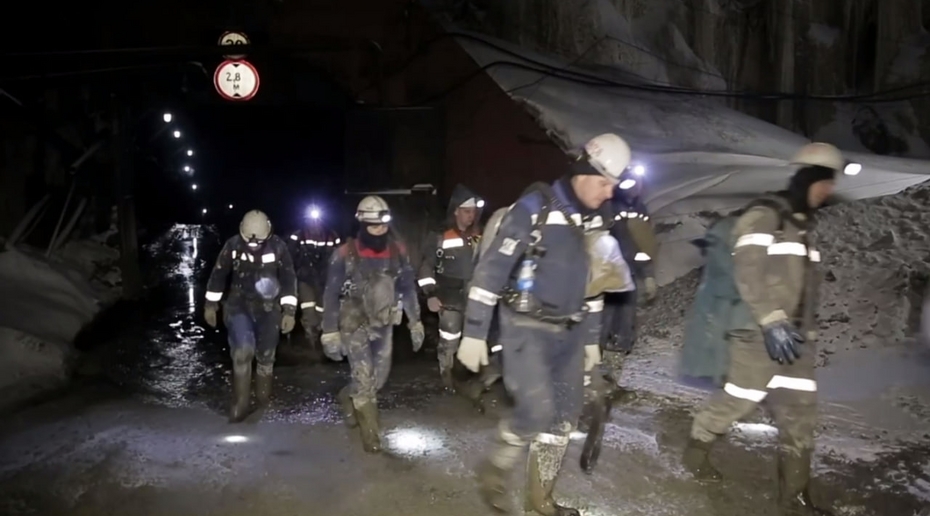 Работы по спасению горняков на руднике «Пионер» продолжились