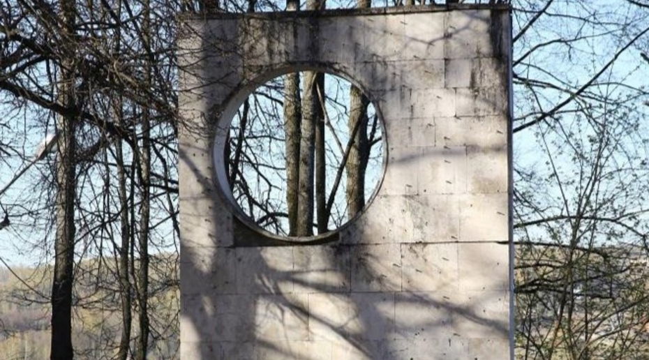 Власти Калуги пообещали решить вопрос с «памятником дырке»