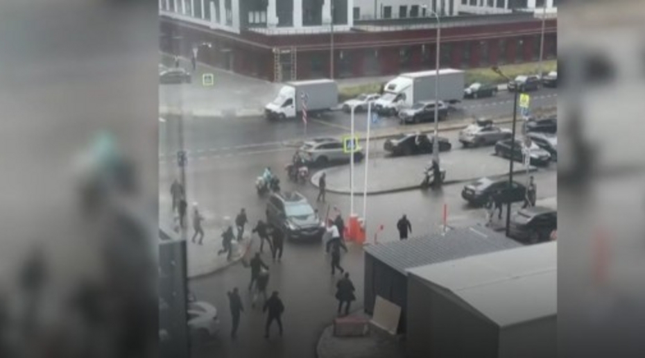Толпа мигрантов устроила драку на лопатах и дорожных знаках в московском ЖК