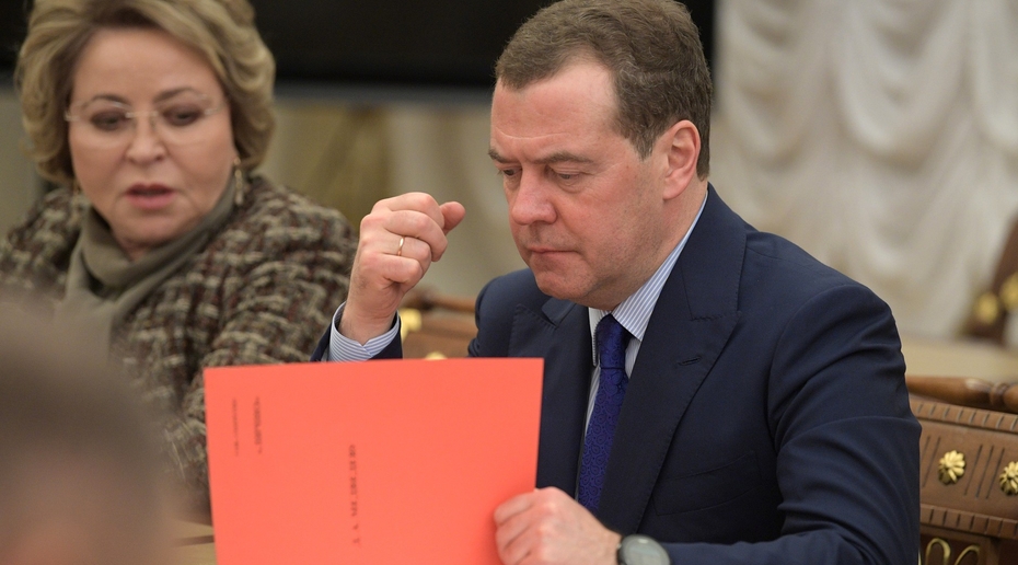 Медведев на 1 мая опубликовал плакат с Зеленским, свастикой и виселицей