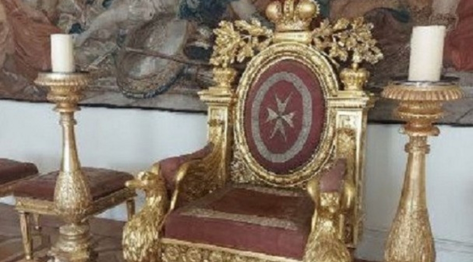 С севшего на трон в Эрмитаже мужчины требуют более 800 тысяч рублей за ущерб