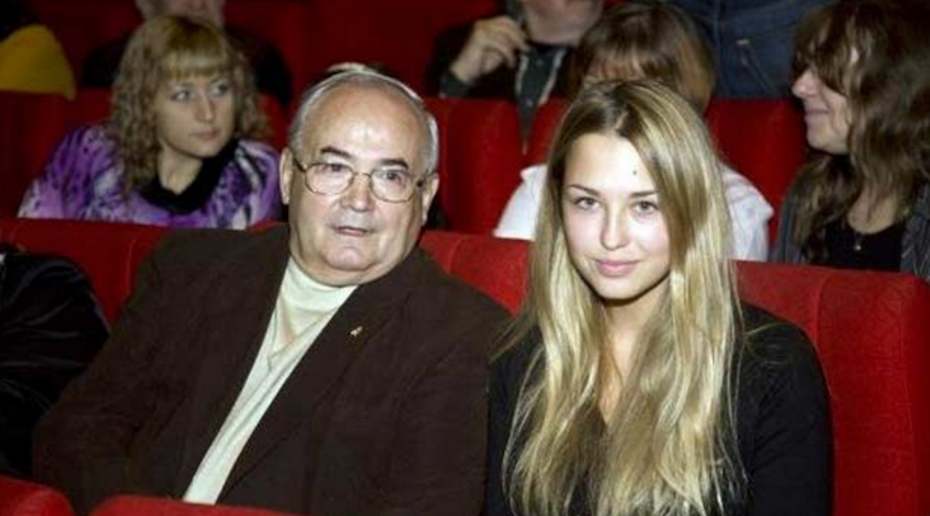 Всеволод с внучкой Аглаей. Фото: скриншот из видео