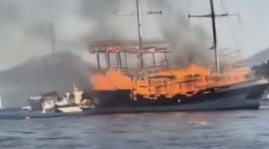 У турецкого курорта сгорело туристическое судно