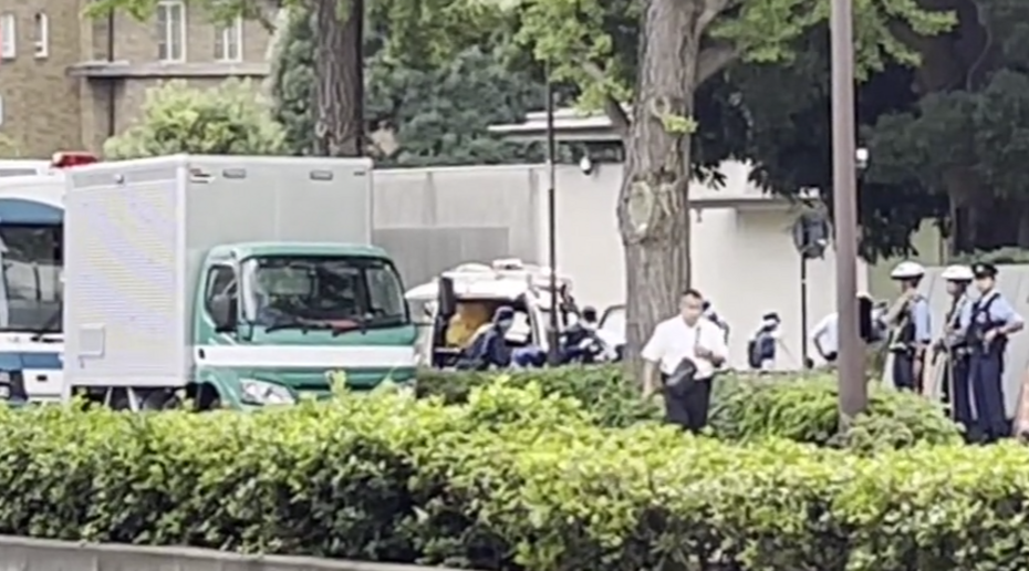 В Токио мужчина попытался протаранить на машине резиденцию премьера Японии