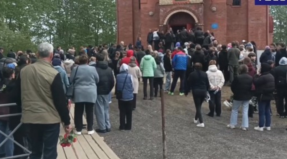 Байкальск простился с жертвами резни: одна девушка потеряла сознание