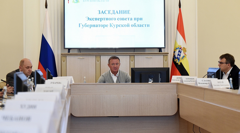Алексей Смирнов (слева) и Роман Старовойт (по центру). Фото: пресс-служба правительства Курской области