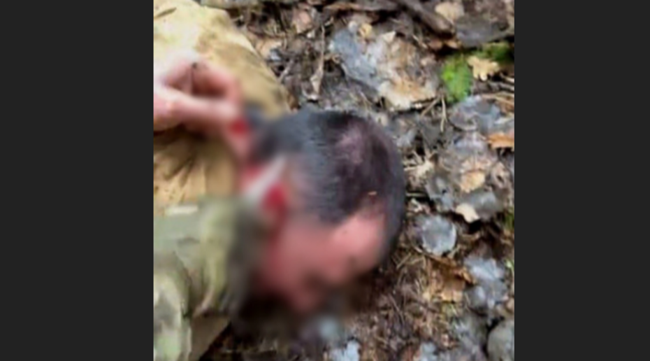 Задержанному мужчине отрезают ухо. Фото: скриншот из видео