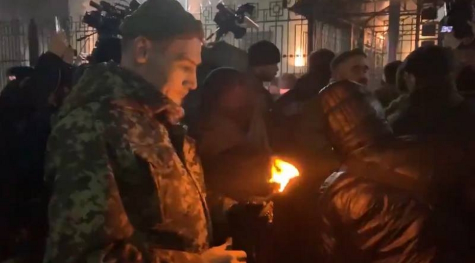 Здание российского посольства в Киеве забросали дымовыми шашками