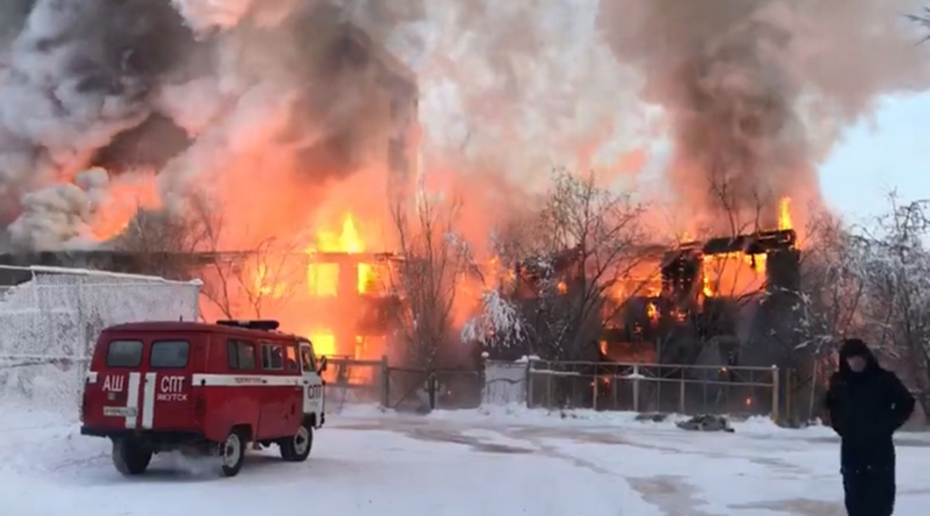 В Якутске сгорел многоквартирный деревянный дом. Погиб человек