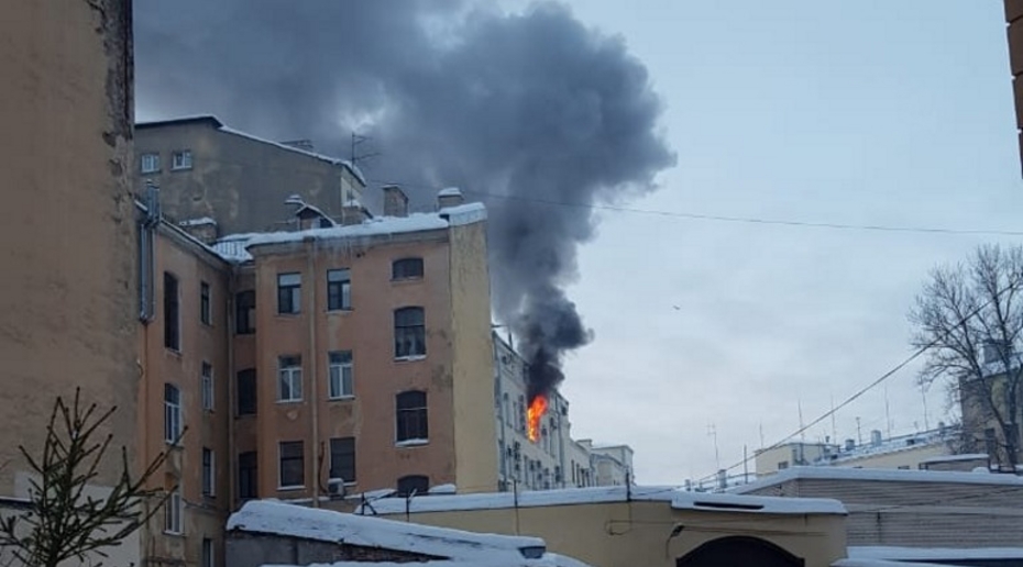 В Петербурге загорелось здание Арбитражного суда