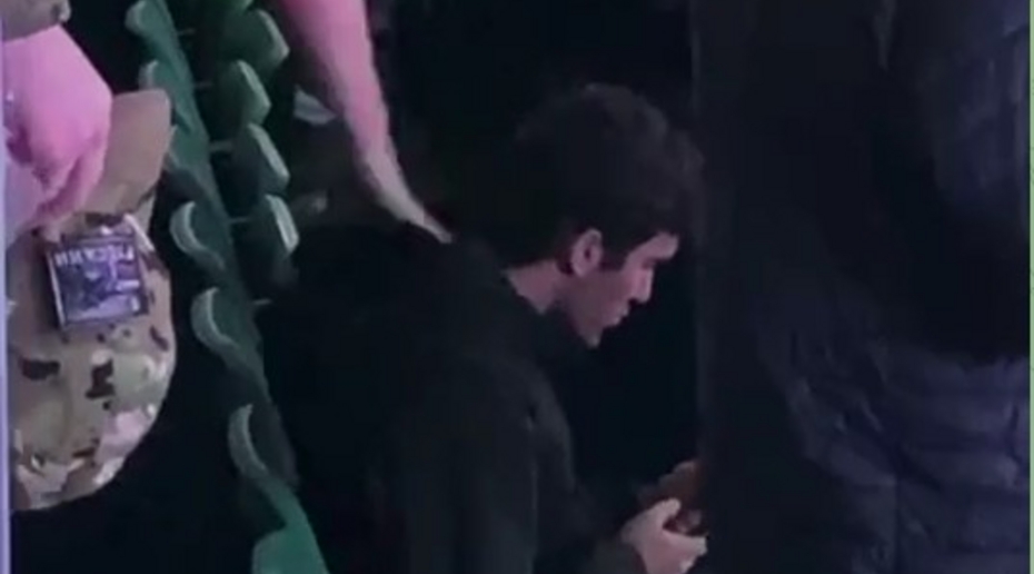 Сидящего во время гимна мигранта за шкирку подняли на ноги