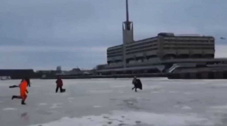 МЧС Петербурга гонялось по льду Невы за неадекватной девушкой