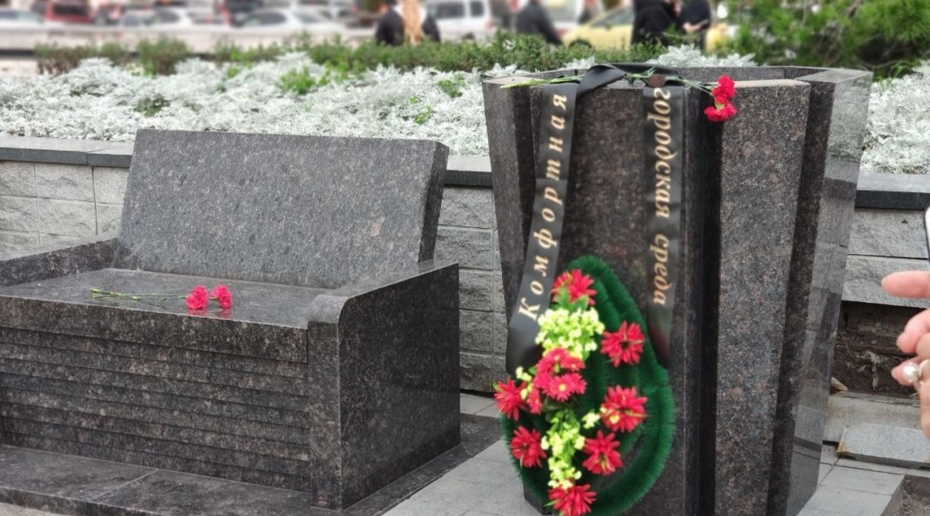 Жители Владивостока раскритиковали "надгробные" скамейки из гранита за 11 млн рублей