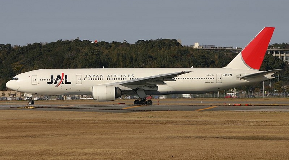 Самолёт с почти 400 пассажирами загорелся в Японии