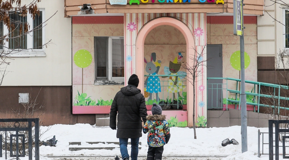 В Хабаровске детям раздали грамоты с украинской символикой