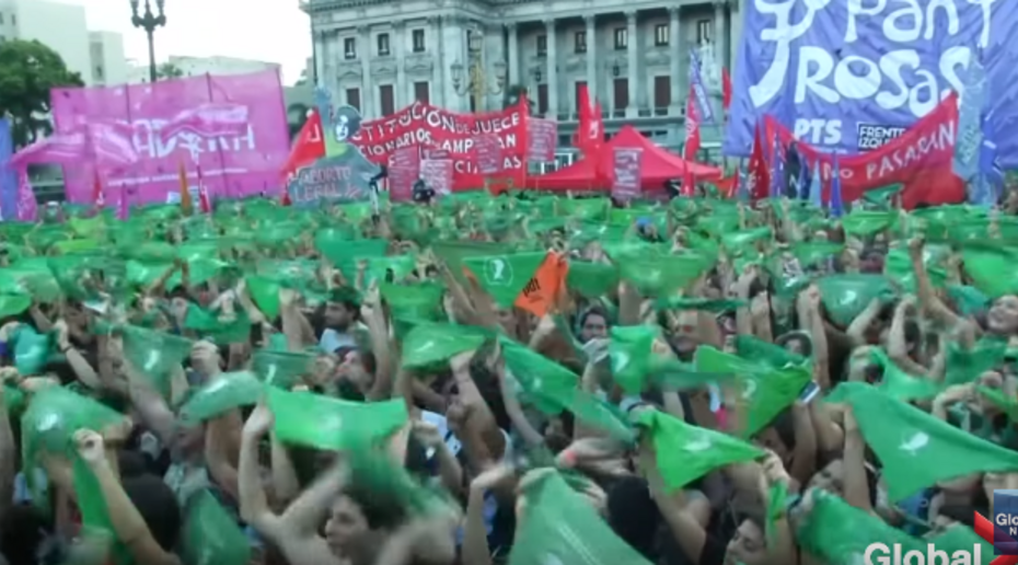 Тысячи женщин в Аргентине вышли на митинг и потребовали легализовать аборты