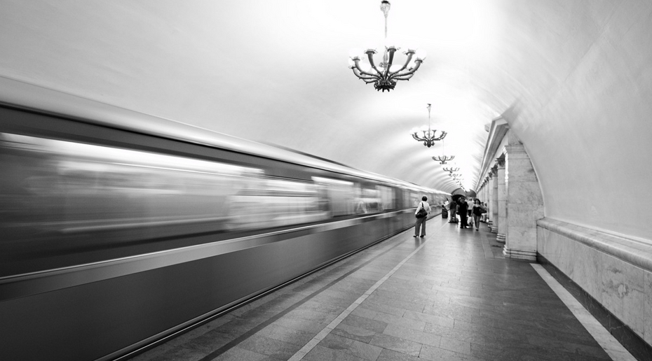 Бездомный инвалид выжил после падения на пути в московском метро