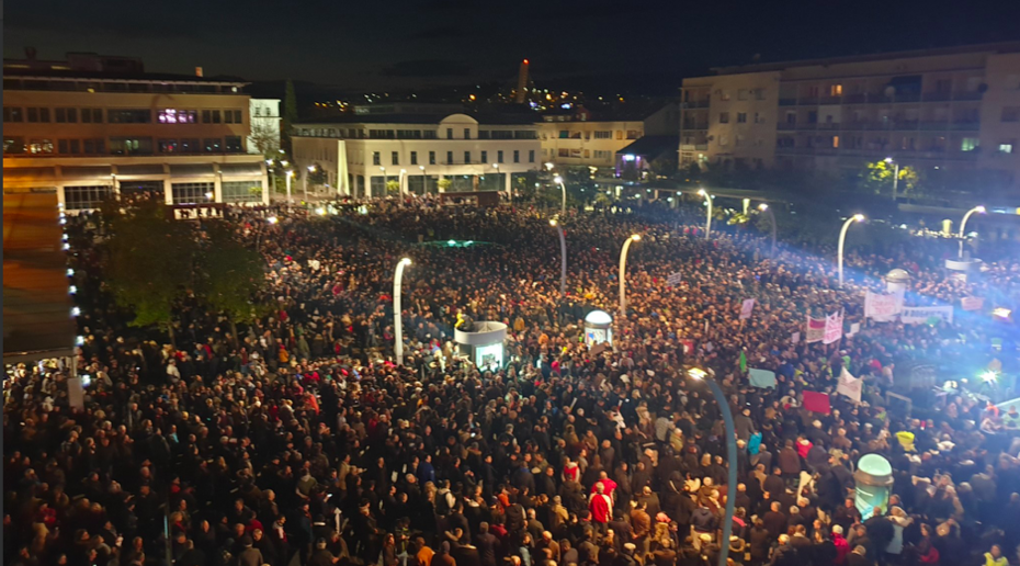 В Черногории тысячи людей вышли на акцию протеста