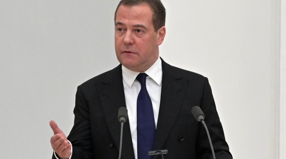 Медведев назвал причину отмены выборов президента на Украине
