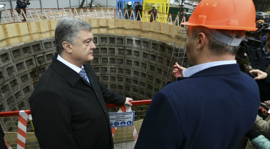 Порошенко обвинил Москву в замедлении развития киевского метро