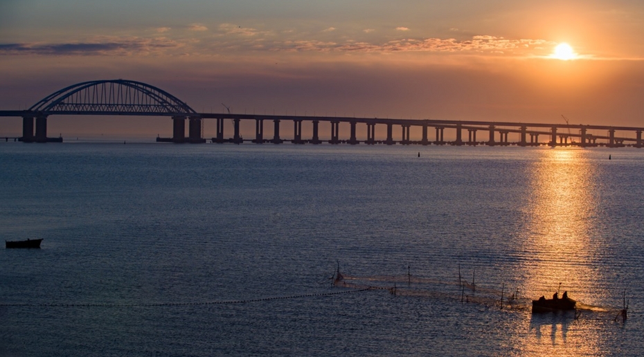 Строители уложили все железнодорожные пролеты Крымского моста