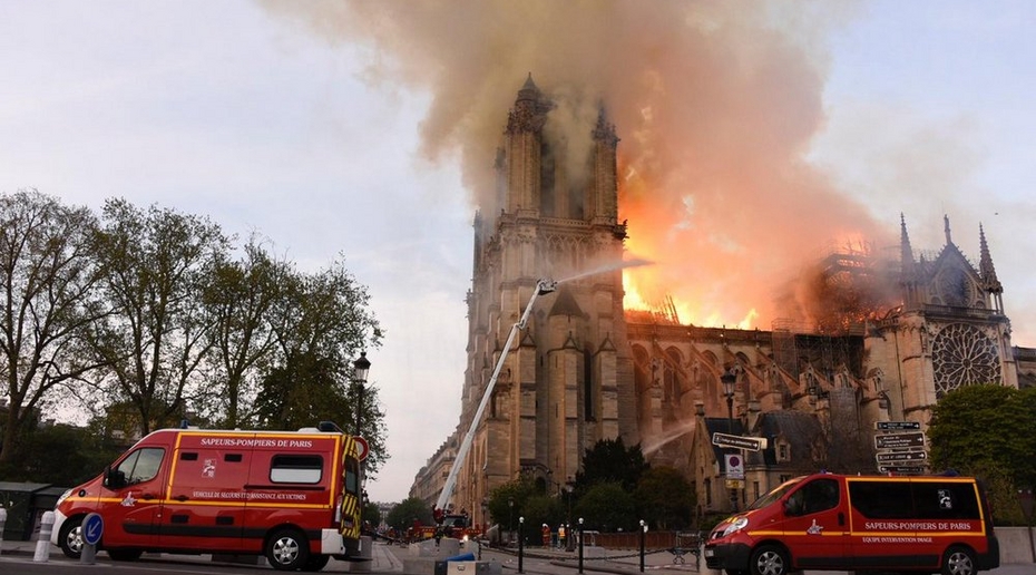 Пожар в Нотр-Даме потушен. Во Франции объявили сбор пожертвований на его ремонт